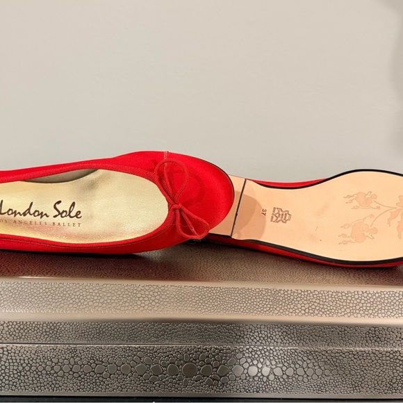NWT London Sole  Red Flats with Bow special edition for Los Angeles Ballet - Picture 2 of 5